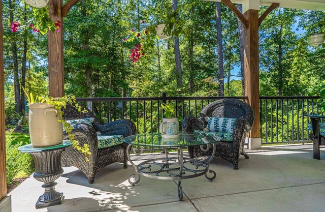 Sleeps 10! Whispering Pines Lakeside