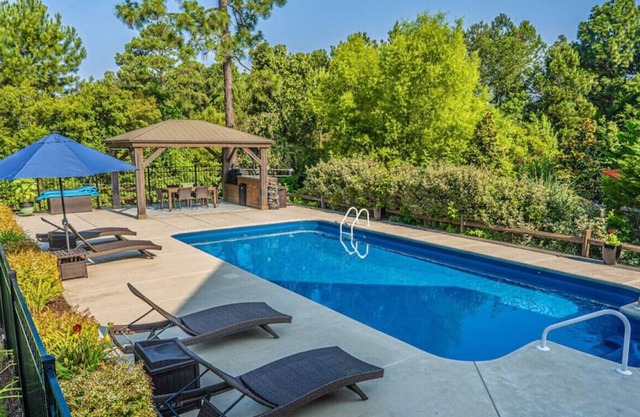 Sleeps 10! Whispering Pines w/ Private Pool!