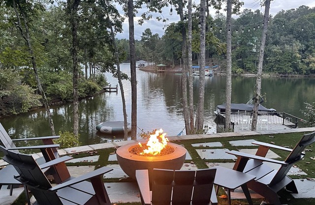 Sleeps 12. 3 private bedrooms, bunkroom. Sidewalk to dock, no steps Water toys