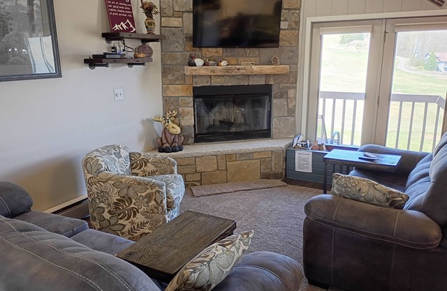 Sleeps 12 4BR/3BA Ski-in/Out Condo WiFi/AC/Golf/ATV/Hike/Snowmobile-Dog Friendly