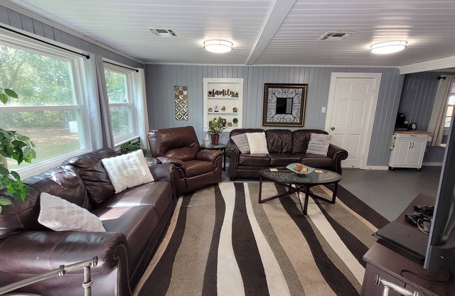 Country Cottage of Ocala -Close to WEC, Silver Springs, State Parks, (Sleeps 14)