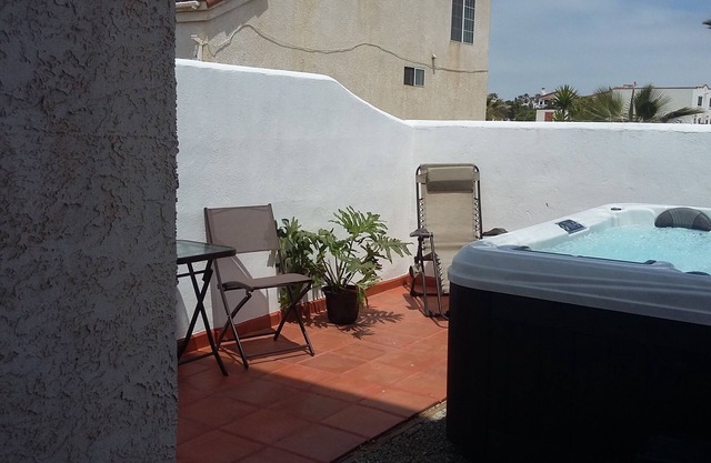 15 couchages: Belle 3300 pieds carrés, 2 étages Beach Home w / NOUVEAU 9 ppl / 72 jet HOT TUB!