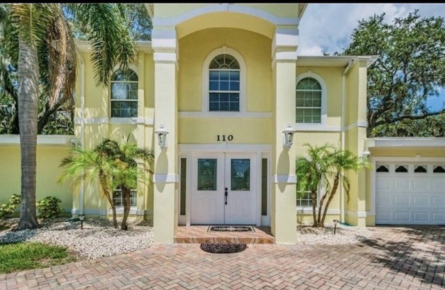 Sleeps 16 with Hot Tub & Game Room located near IRB & Clearwater Beach!