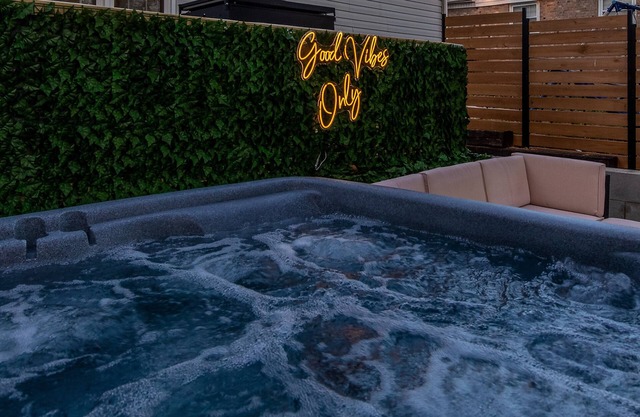 Sleeps 18;2 mins from HPU; Hot Tub; Great for FurnitureMarket