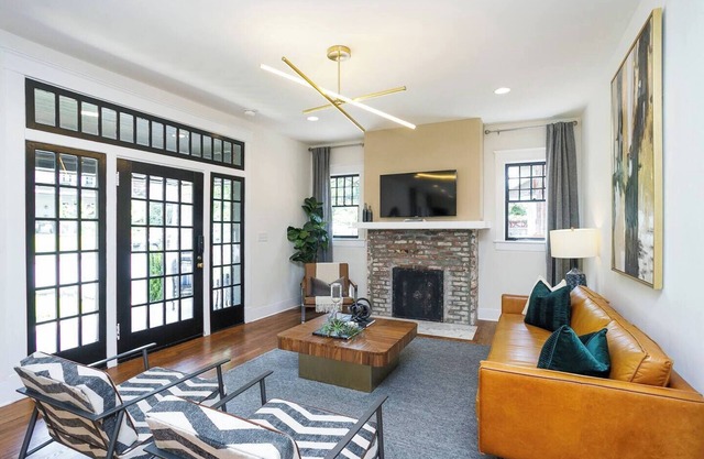 Sleeps 18! Hot tub-Walk to Cafes