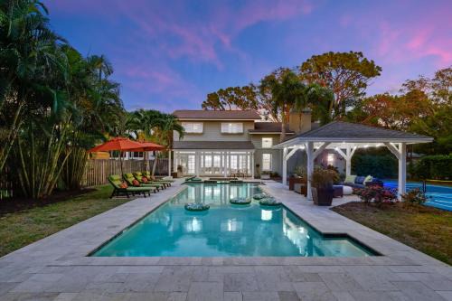 Sleeps 18 - Pool Slide Pickleball & Fire Pit
