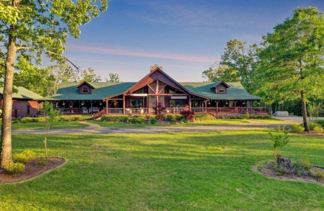 Luxury Log Home Estate-Sleeps 20-1st Class Experience - near Hot Springs - Lakes