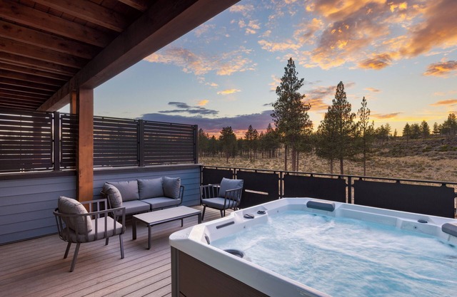 Sleeps 20, 4 Units | 10BDR, Hot Tub, Near Old Bend + DT | Aerie by AvantStay