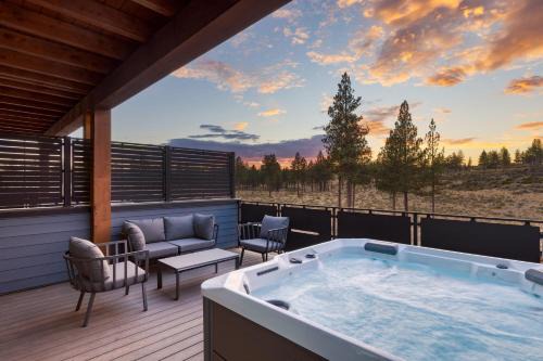 Sleeps 20 4 Units 10BDR Hot Tub Near Old Bend DT Aerie by AvantStay