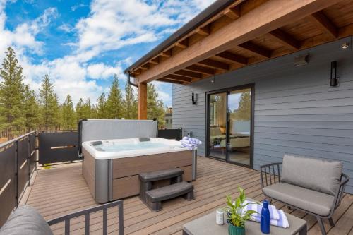 Sleeps 20 4 Units Hot Tub Deck Near DowntownOld Bend Aerie by AvantStay
