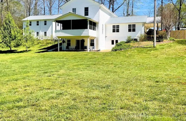 SLEEPS 20! Cheerful Modern Farmhouse
