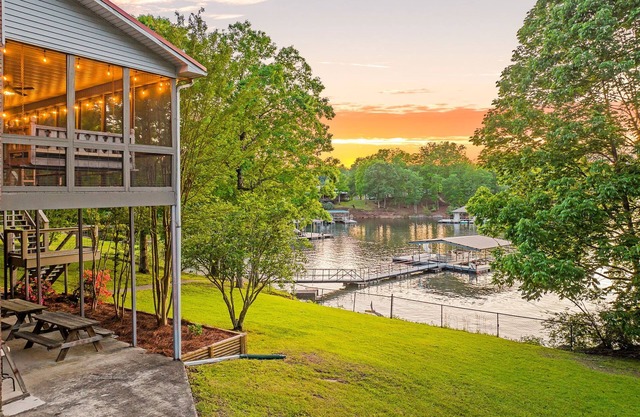 Sleeps 20! Luxe Family Lakehouse! No Steps to Water! EZ Access, Slide, Fast Wifi