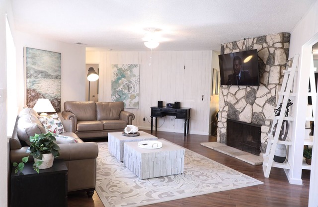 Sleeps 20! Near Bulldog Stadium!