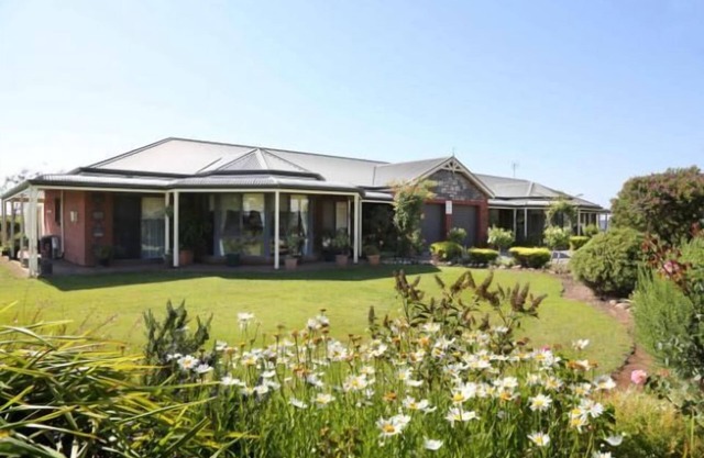 Sleeps 22 guests, two fully-equipped wings. a traditional , comfortable vibe