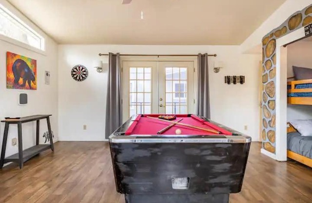 Sleeps 22 Pool table Hot Tub shuffle board darts