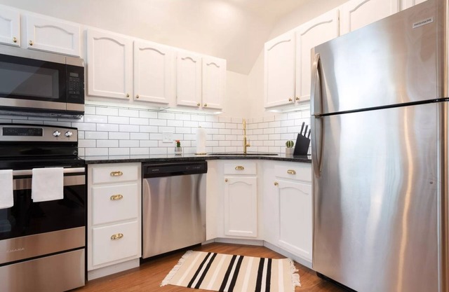 Victorien rénové (SLEEPS 22): 5 min au centre-ville et 40 min à la rencontre avec l'arche