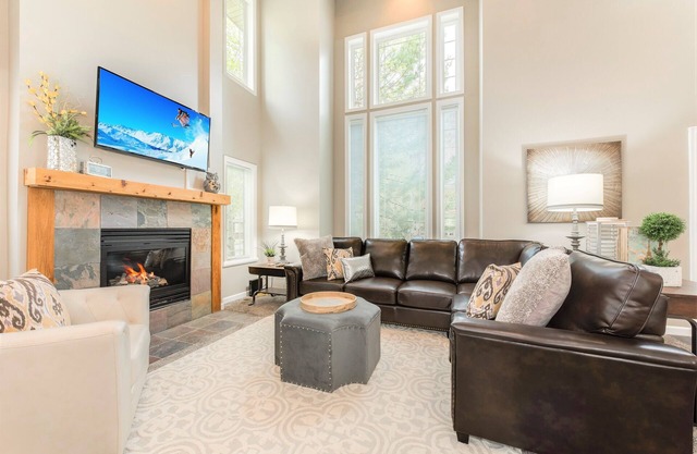 Sleeps 23* 2 Hot Tubs * Fireplace * Close to Ski * Park/Picnic Area