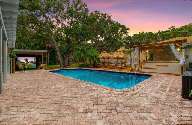 Sleeps 25! 9BR Heated Pool, Hot Tub, Golf Sim
