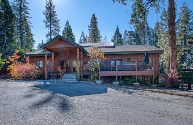 Sleeps 26 people.. 1 of a kind Lodge... Large families, team bonding, retreats!