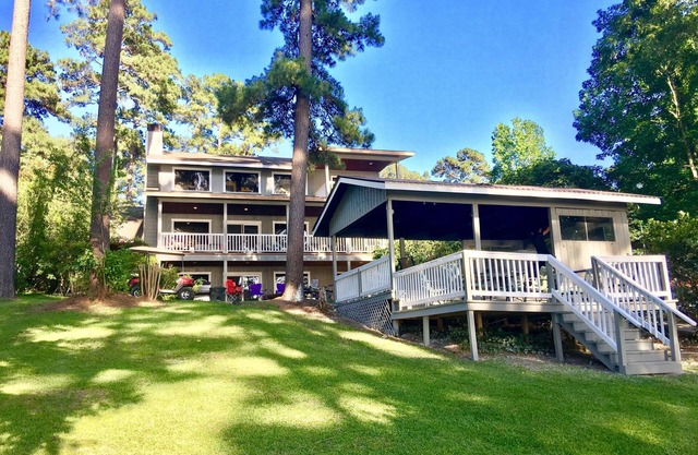 26 personnes ... Lakehouse au bord du lac Sam Rayburn. Des vues incroyables!