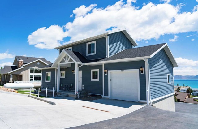 Belle nouvelle maison! Idéal pour les familles et les réunions de groupe! Golfers Delight w / putting green privé