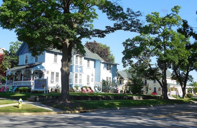 35 personnes, 13 chambres, 7 bains, centre-ville du lac Léman, 2 maisons même propriété