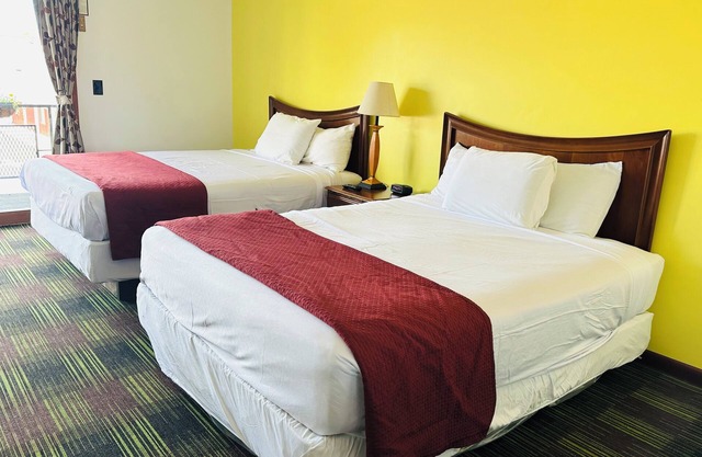 Sleeps 4! 2Queen Room near Cedar Point!