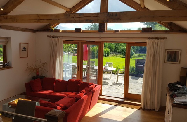 Maison de vacances. Chêne Contemporain Encadré. 2 grands lits attenants. Chiddingfold / Haslem