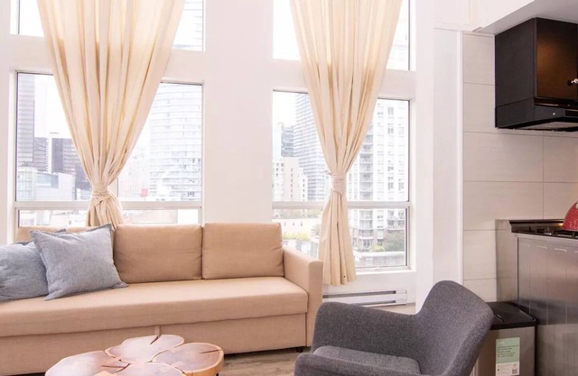 Sleeps 4/Beautiful Corner Loft in DT Vancouver