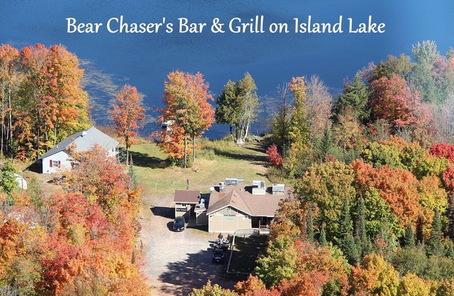 Sleeps 4- Charming Room with AC and WiFi in welcoming Hurley on Island Lake