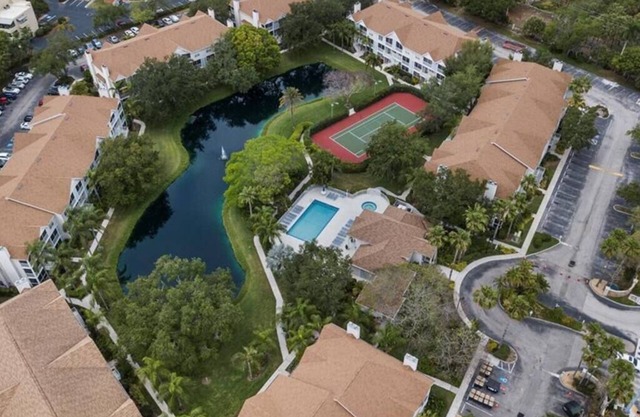 Sleeps 4-Close to Downtown, Beaches & Airport / Ground Floor Unit
