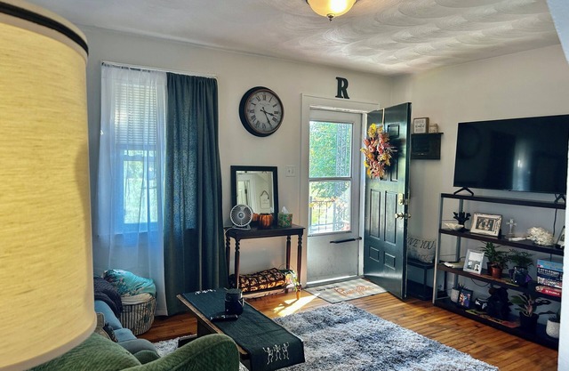 2-bed house in enchanting Roanoke with hiking trails fire pit