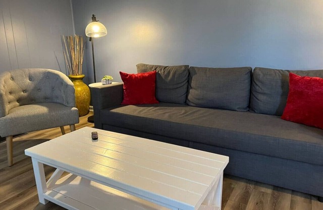 Sleeps 6! 2BR Condo w 4 Beds in New Castle + WIFI!