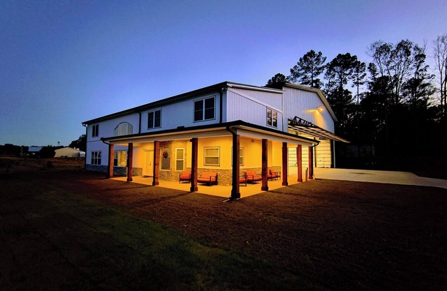Golfers HQ - Amazing Fly-in or Drive-in Hangar Home minutes from Pinehurst!