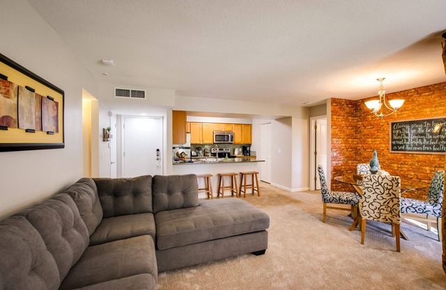 8 personnes Magnifique condo entièrement meublé - Super prix, emplacement parfait!
