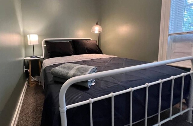 Sleeps 6! Cozy 2BR w/ 4 Beds at New Castle + WIFI!
