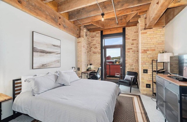 Sleeps 6 in Canal Park with a Balcony