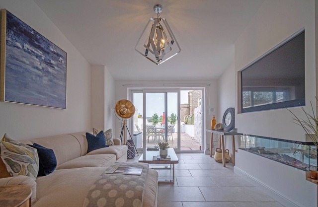 Sleeps 6 Luxury Sea Front Cottage Mumbles, Swansea Bay