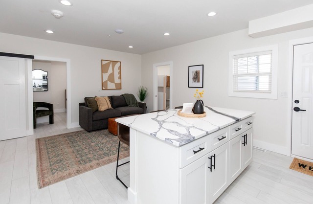 Sleeps 6! Modern & Upgraded Boutique Condo