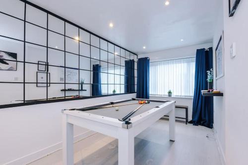 Sleeps 7, Games Room, Perfect For Groups, Driveway, Smart TV, Available For Long Stays