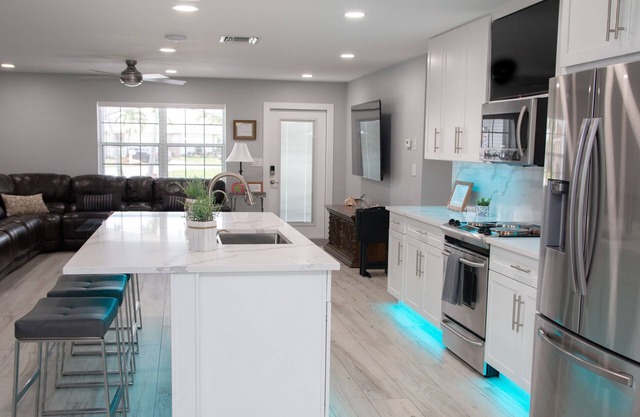Sleeps 8 - 2 bedroom/bath & Study Remodeled Monthly