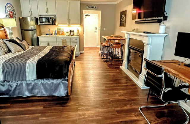 Sleeps 8! Adjoined rooms!