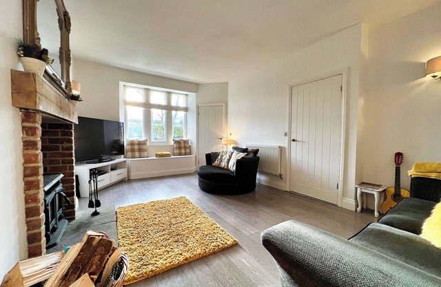 3 Bedrooms 2 Bath Cottage Balcony Garden Dogs Free