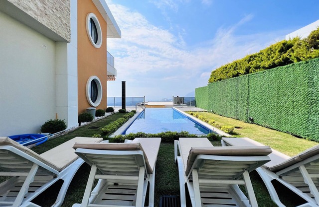Sleeps 8 Comfortable and Modern Villa - AWZ 282