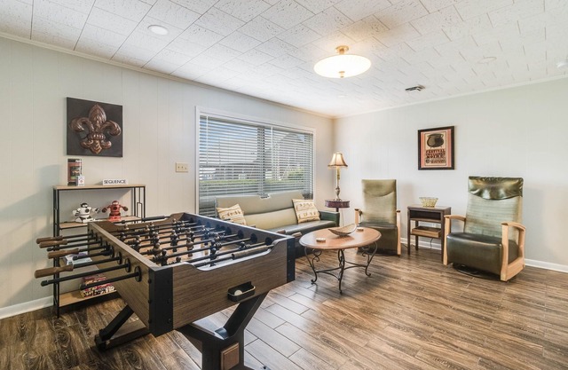 HOT SPOT Near Cajundome+Moncus Park! Sleeps 8! TWO Living Rooms