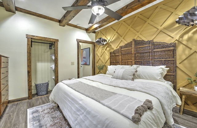 Sleeps 8, hot tub, family friendly with fenced yard, arcade, fire pit.