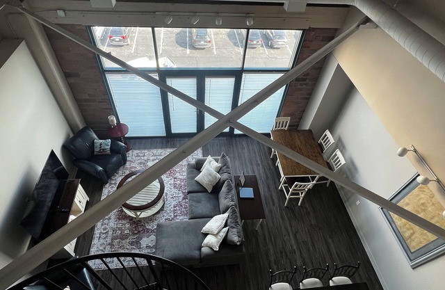 Cozy 2-bedroom condo in downtown Sandusky minutes from Cedar Point &Sports Force