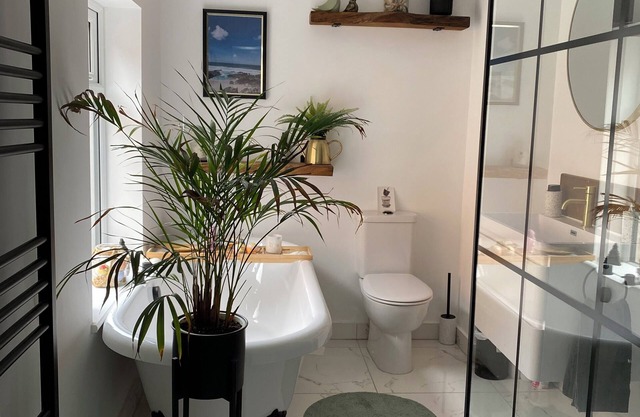 Sleeps 8 Luxury 3 bed townhouse 2 minute walk to town centre with garden