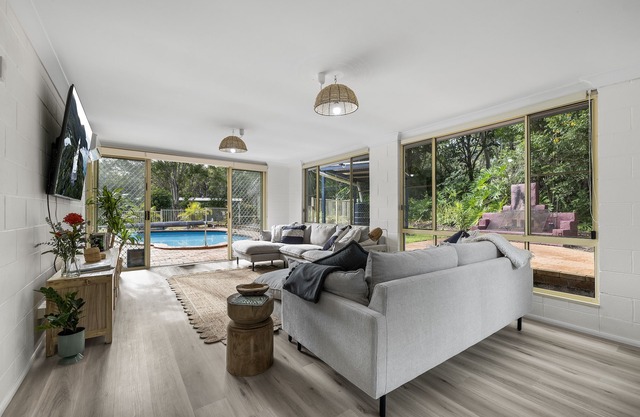 SLEEPS 9 * BEAUTIFUL SWIMMING POOL ** Linen Not Included