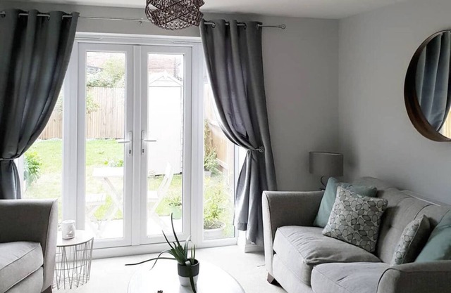 Sleeps10-garden-freeparking-bbq-familyfriendly